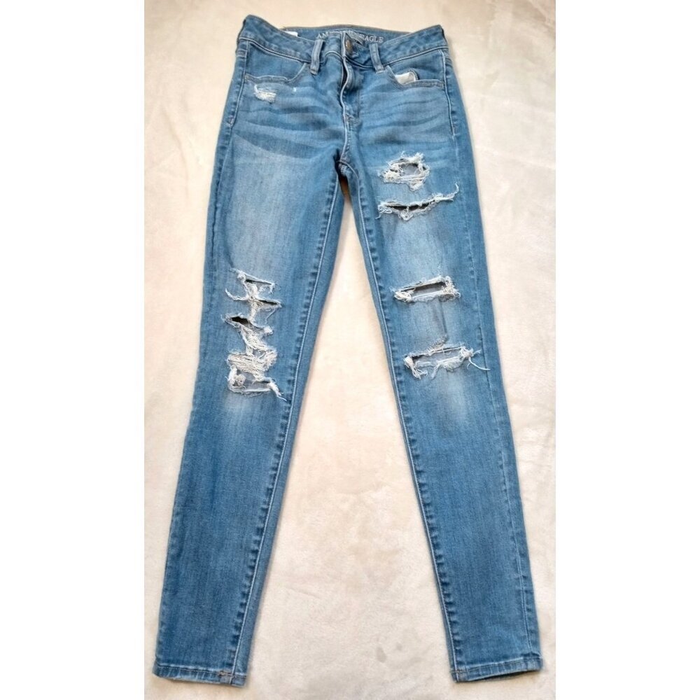 American Eagle Size 2 Short Super Stretch X High Rise Distressed Fun and Sexy